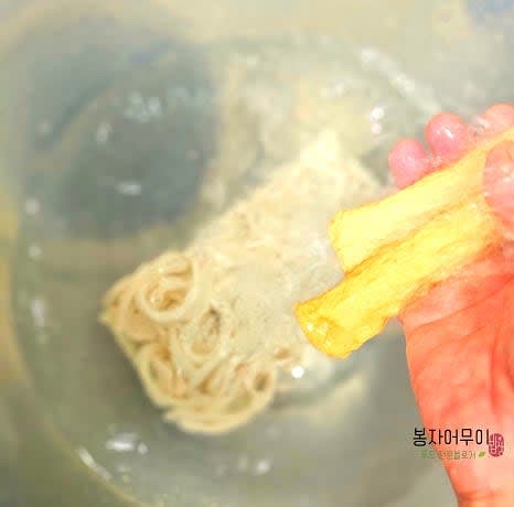 끓는 물에 우동면을 삶고 헹구어 준비합니다.
