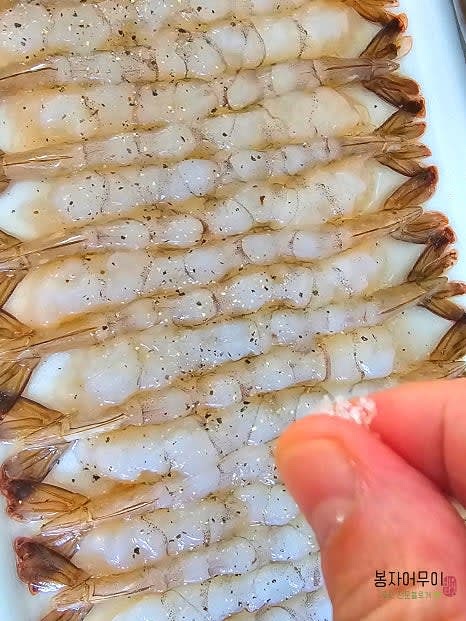 냉동 노바시 새우에 맛술 2~3스푼을 뿌린 후 소금과 후추를 골고루 뿌려주세요.