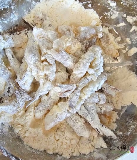 양념된 새우에 밀가루를 골고루 입혀줍니다.