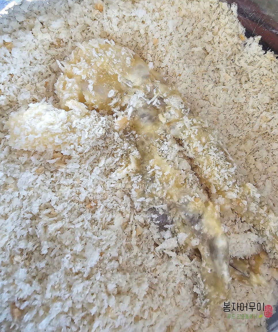 계란물을 묻힌 후, 빵가루를 묻혀 준비합니다.