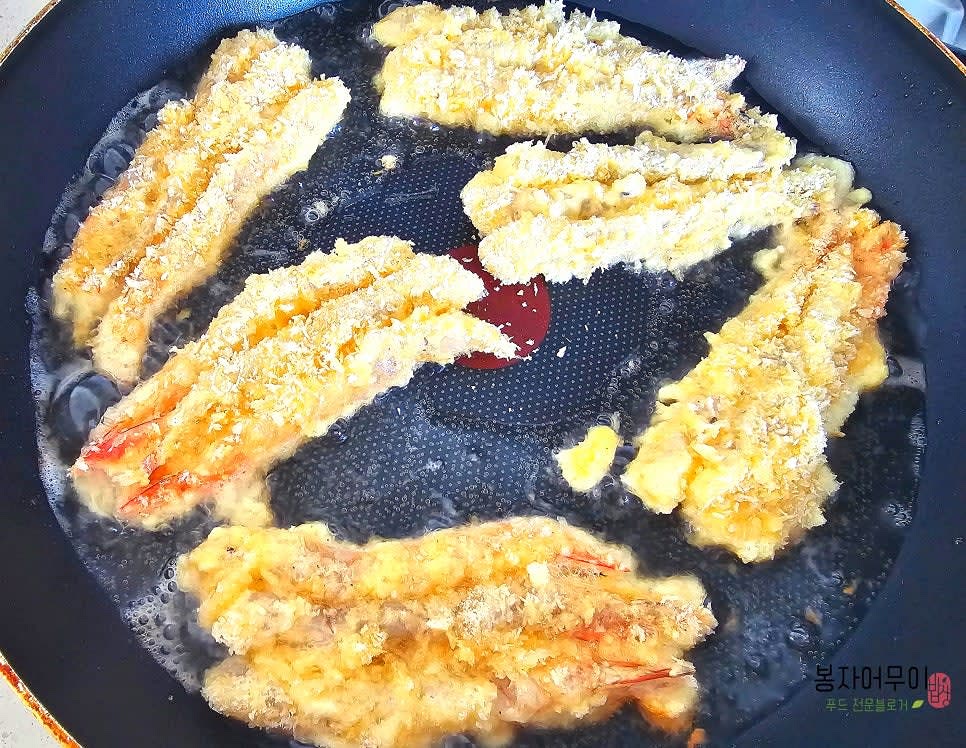 예열된 프라이팬에 기름을 두르고 새우를 앞뒤로 노릇노릇하게 구워줍니다.
