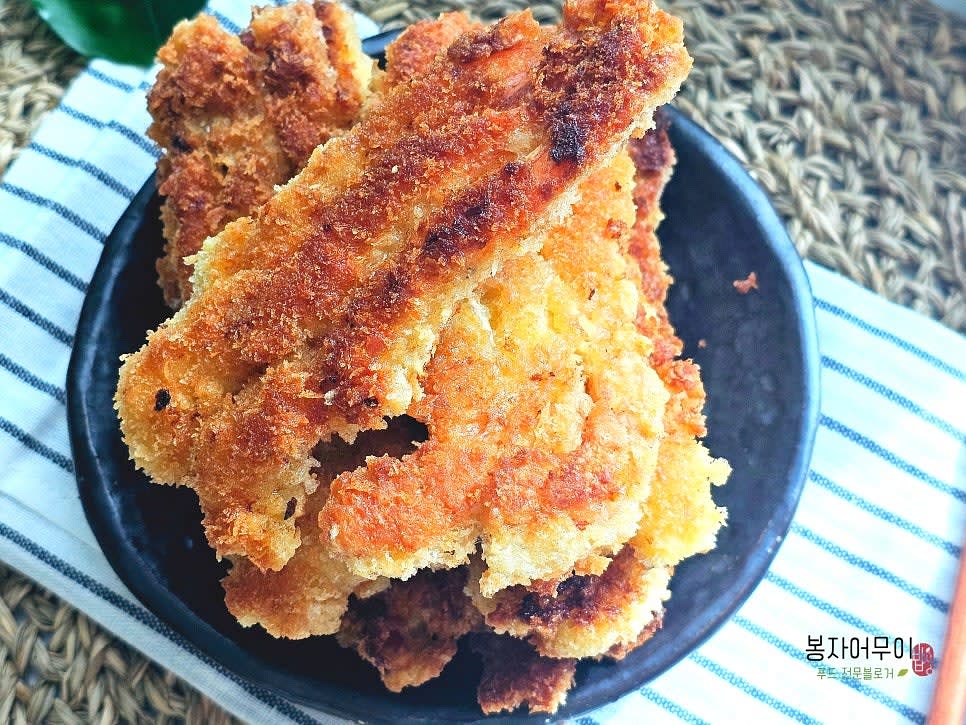 바삭하게 구워진 새우전을 접시에 담아 완성합니다.