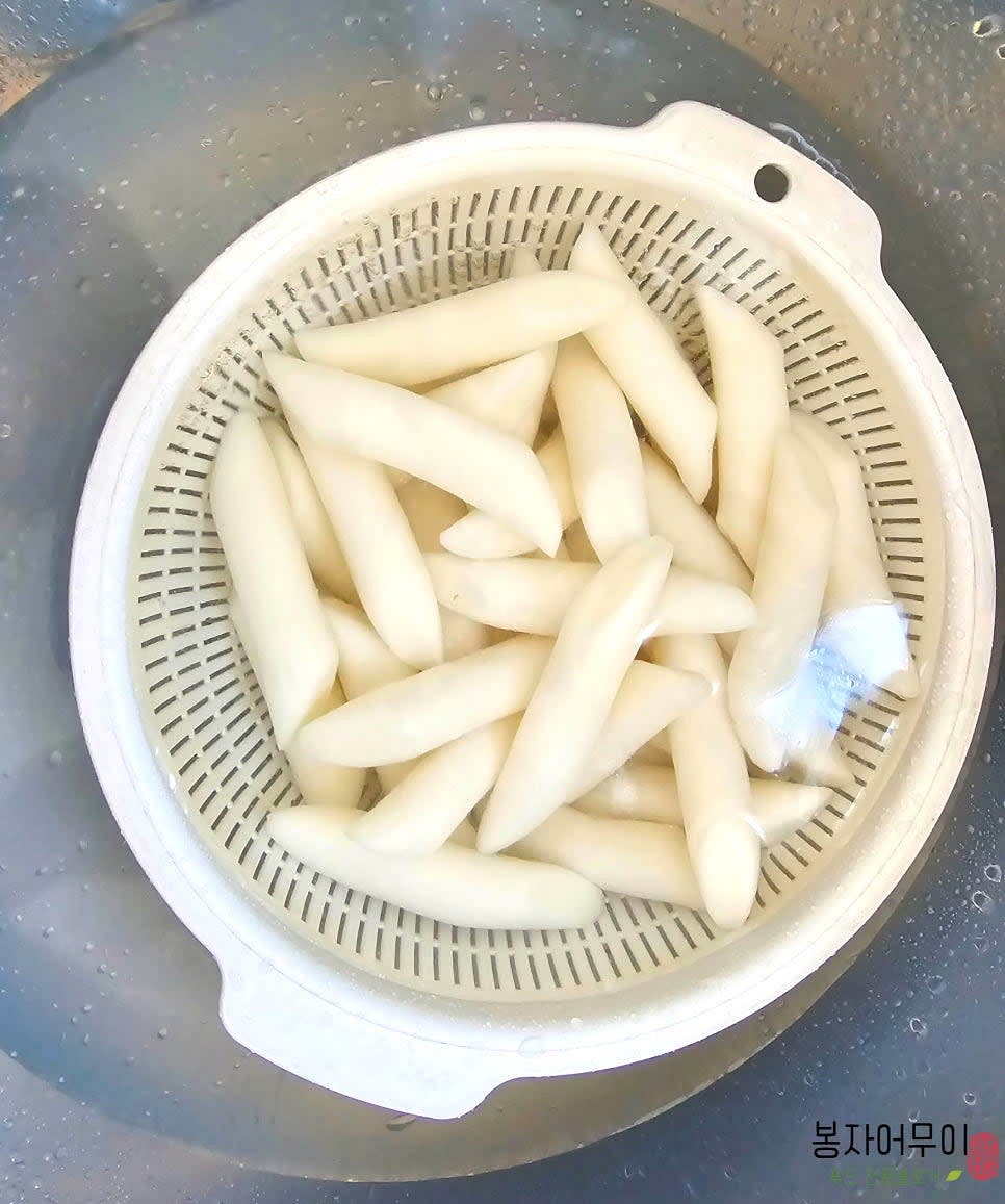 떡볶이 떡을 물에 2~3분 담가두어 방부제와 가루를 제거한 후 사용합니다.
