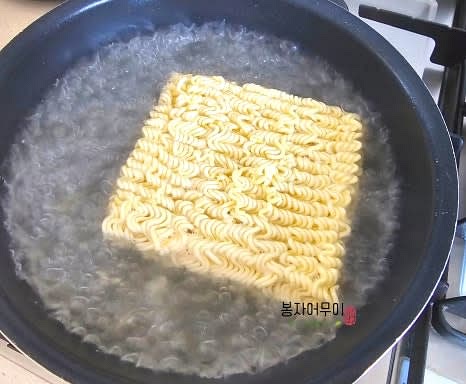 라면은 끓는 물에 살짝 삶아 물에 헹구어 준비합니다.