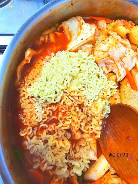 보글보글 끓인 뒤 라면과 삶은 계란을 추가합니다.