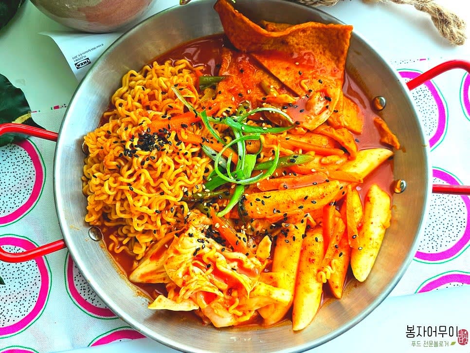 마무리로 검은 통깨를 뿌리고 완성합니다.