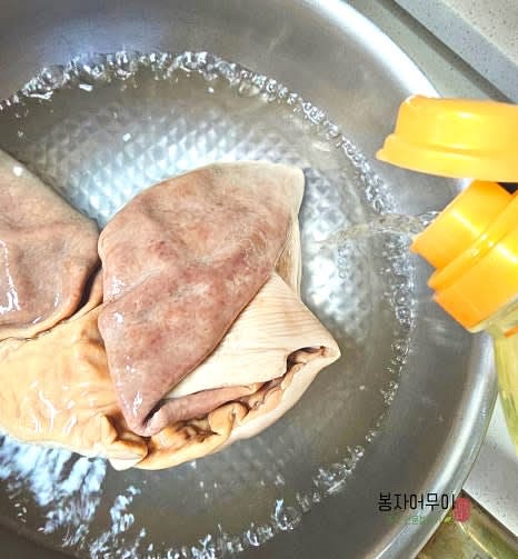 오소리감투를 깨끗하게 씻은 후 물에 맛술이나 생강 술을 넣고 2~3분 데친다.