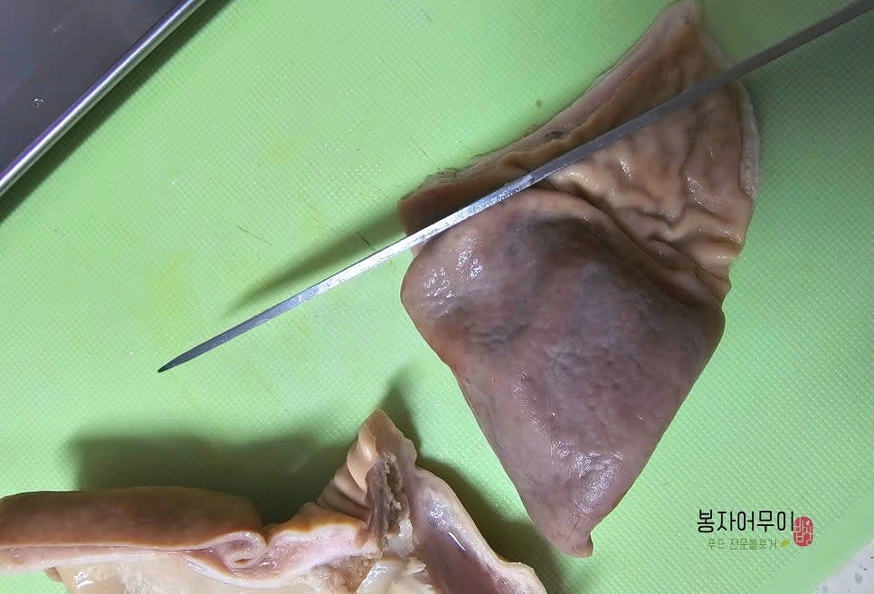 데친 오소리감투를 먹기 좋은 크기로 잘라둔다.