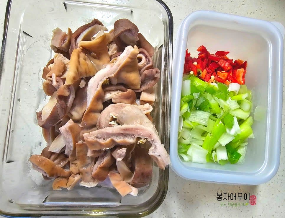 오소리감투와 홍고추, 대파를 썰어 준비하고 양파와 마늘도 준비한다.