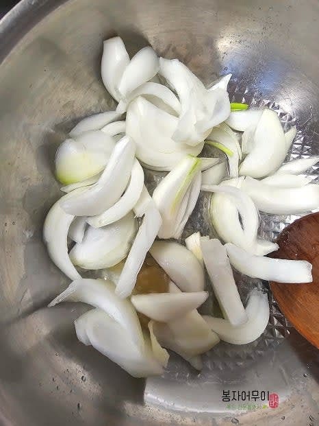 달궈진 팬에 기름을 두르고 마늘과 썰어둔 양파를 넣고 볶는다.