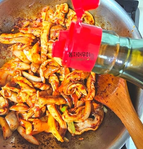 오소리감투를 넣고 간장, 참치 액젓, 올리고당, 고춧가루, 참기름, 후추를 넣어 볶는다.