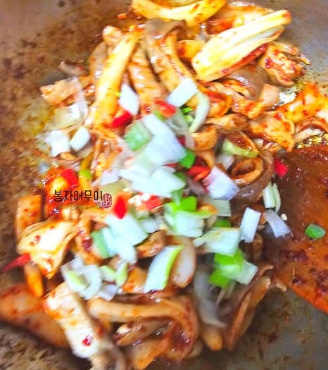 마지막으로 대파와 홍고추를 넣어 양념이 배도록 볶는다.