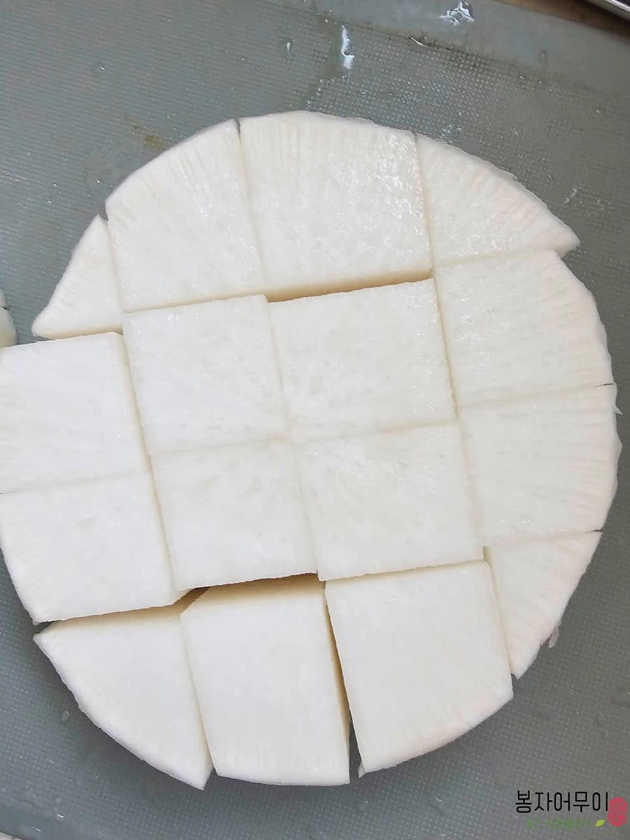 가을 무의 껍질은 영양분이 많으니 모두 깎지 말고 지저분한 부분만 굴려내고 깨끗이 세척한 후 먹기 좋은 크기로 썰어줍니다.