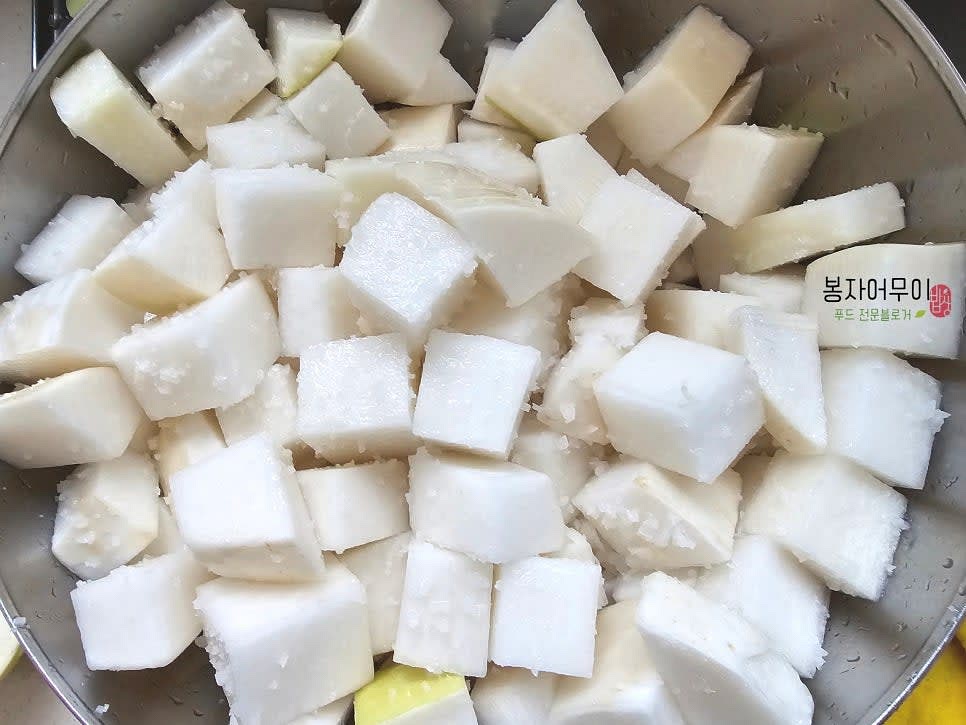 소금을 골고루 버무리고 물을 조금 부어주어 1시간 절입니다.