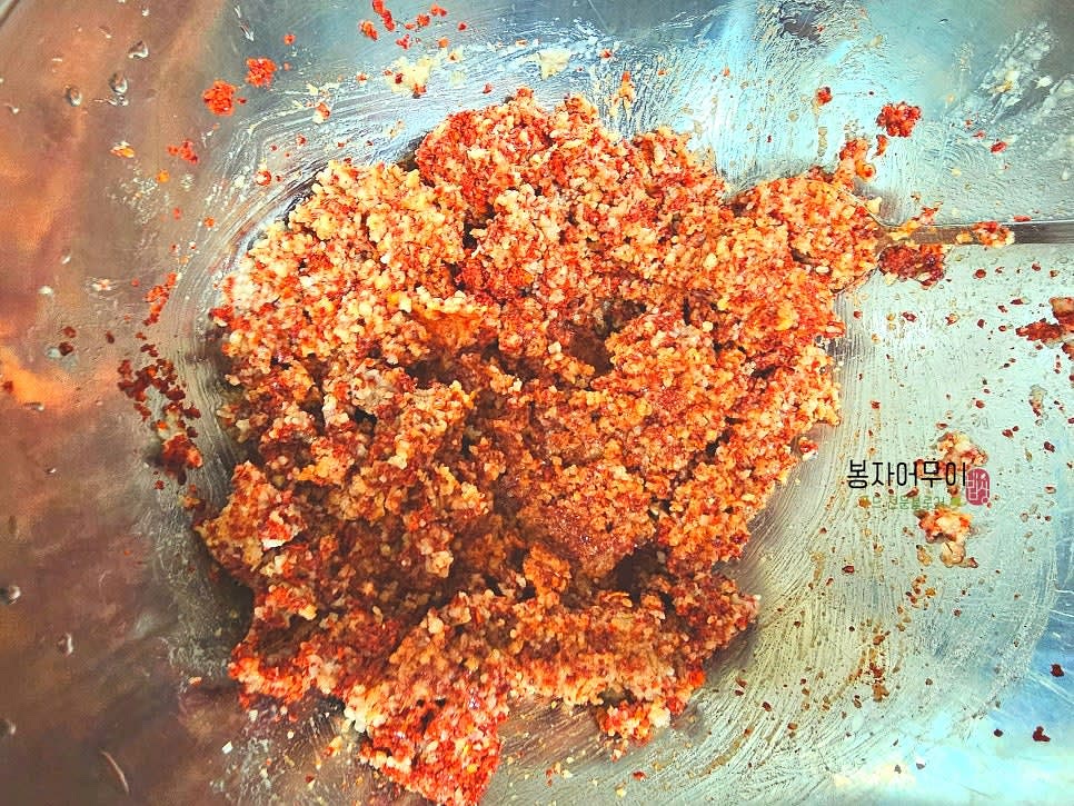 갈아놓은 양념과 고춧가루 1컵 (200cc)을 섞어줍니다.