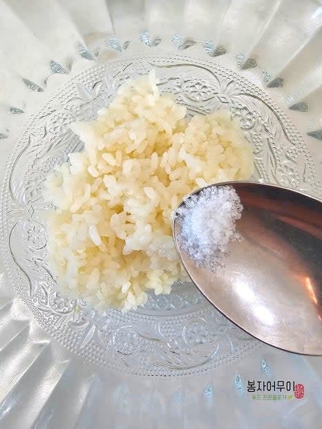 밥에는 소금과 참기름으로 간을 하고 잘 섞어줍니다.