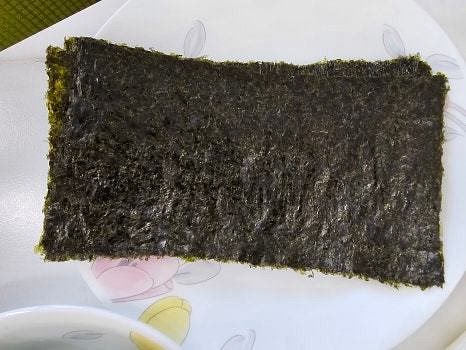 김밥 김을 반으로 잘라 2장씩 준비합니다.