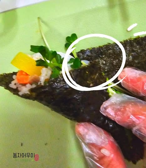 김밥을 말아 삼각형 김마끼를 만듭니다.