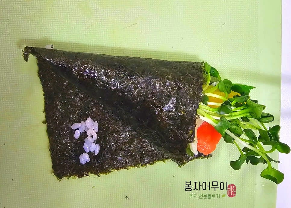 마지막으로 모서리에 밥을 몇 개 붙여서 잘 접착되도록 마무리합니다.