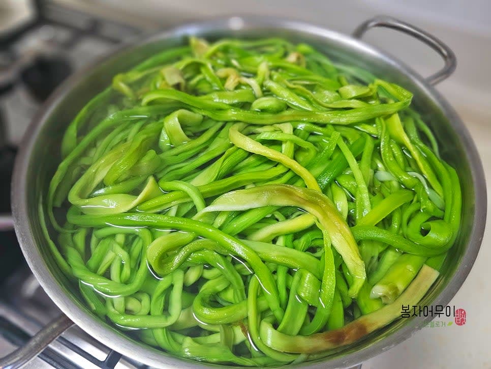 건궁채를 물에 여러 번 헹구고 1시간 30분 동안 불립니다.