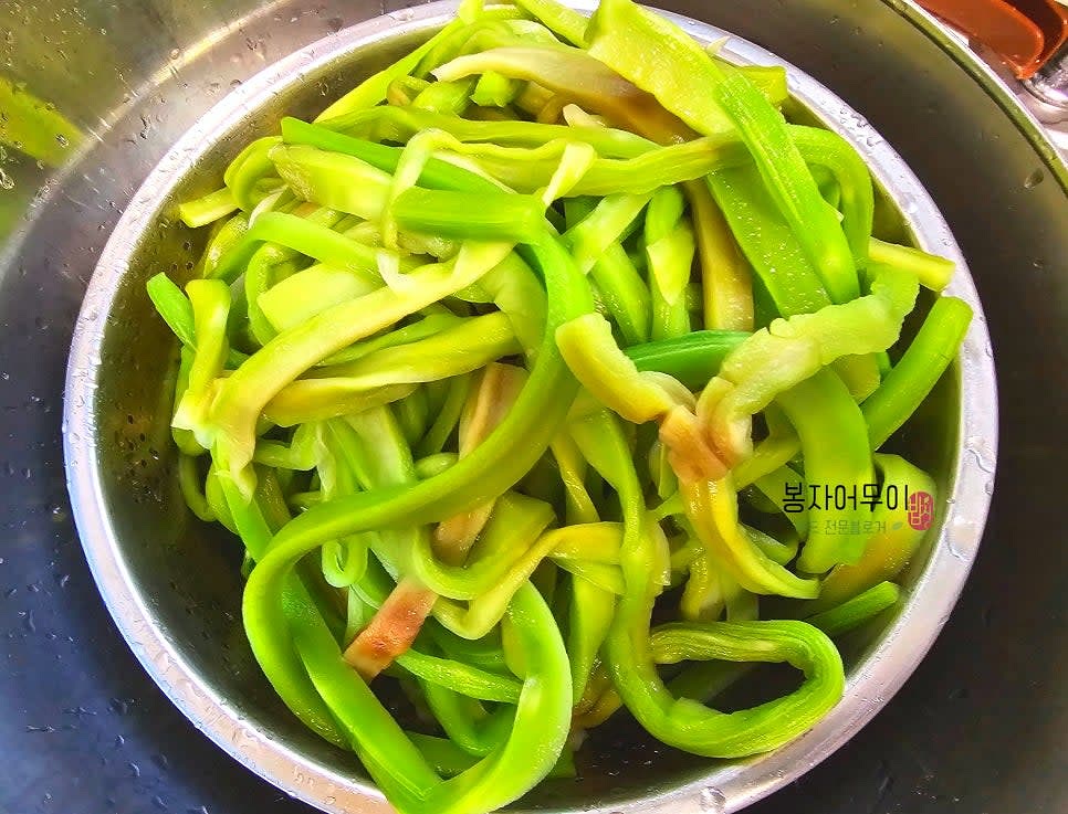 불린 궁채를 체반에 놓고 물기를 최대한 제거합니다.