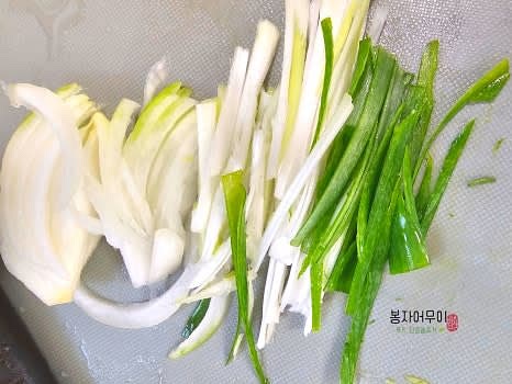 궁채와 함께 대파, 양파, 마늘을 준비하고 얇게 채썹니다.
