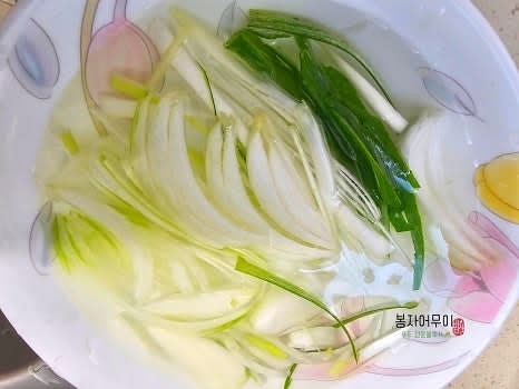 채썬 대파와 양파는 혹시 매운맛이 남아 있을 수 있으니 찬물에 담가 매운맛을 제거합니다.