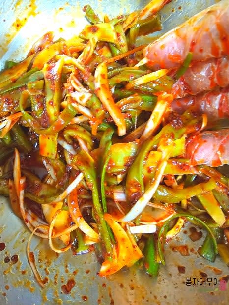 물기를 뺀 궁채와 양념장을 넣고 잘 버무립니다.