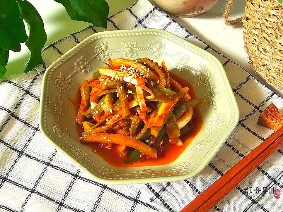 마무리로 참기름과 통깨를 뿌려 완성합니다.