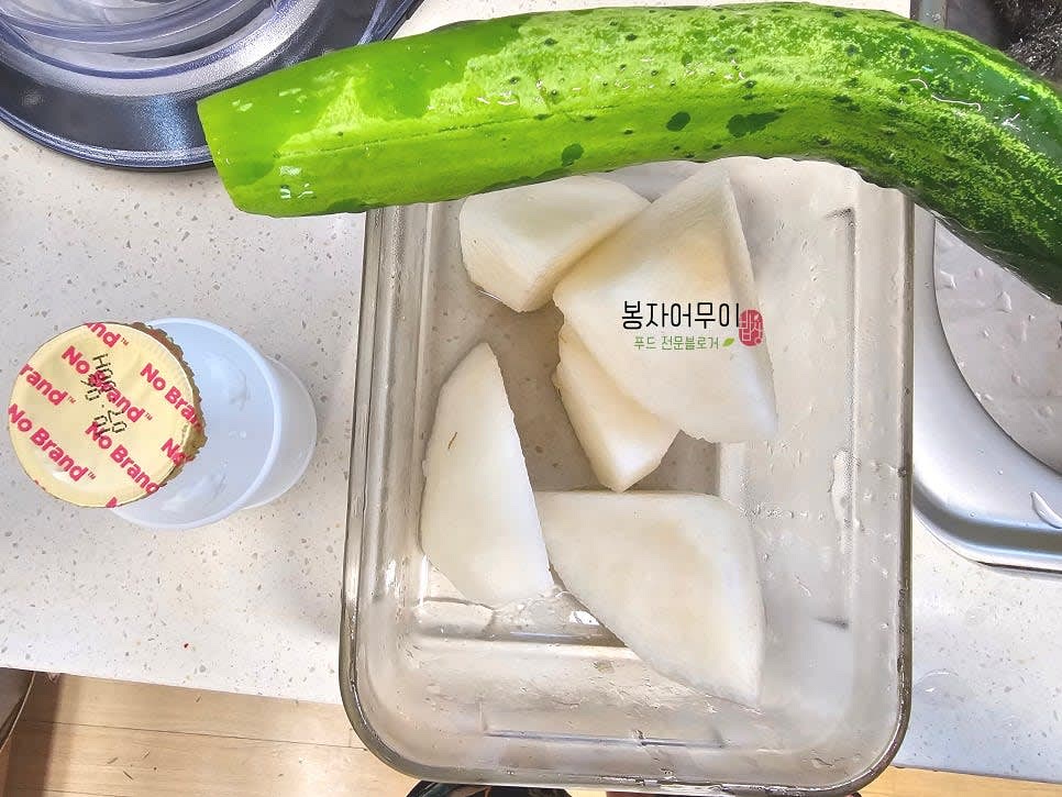 깨끗이 씻고 껍질을 깎은 배 반개와 오이 1개를 준비합니다.