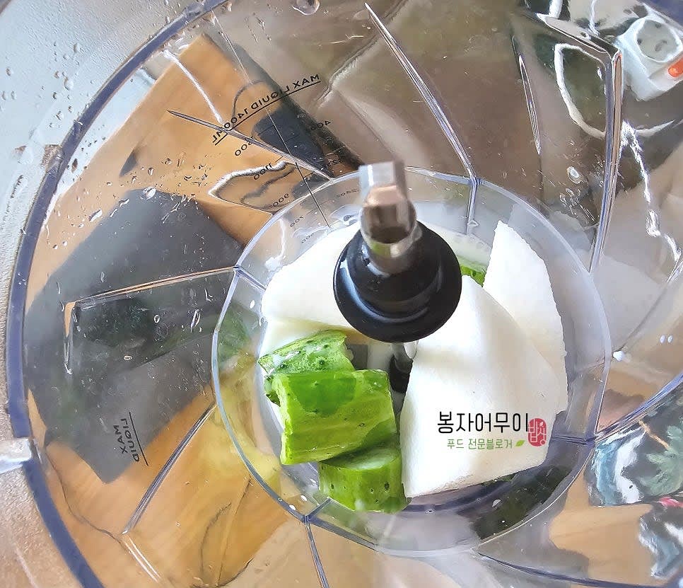 배와 오이를 잘게 잘라 믹서기에 넣어주세요.