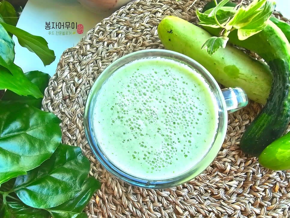 완성된 주스를 컵에 담아 바로 마시거나 냉장고에 보관하여 시원하게 즐기세요.