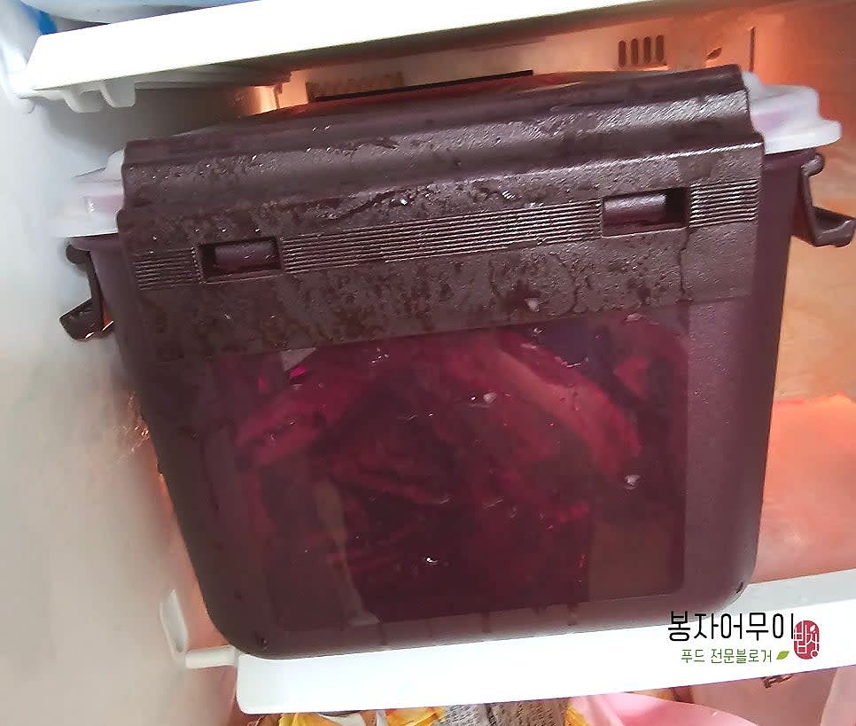 꽃게를 냉동실에서 1시간 보관해 살을 더 탱탱하게 만듭니다.