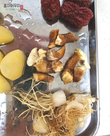 양파, 레몬, 건고추, 대추, 마늘, 생강, 사과, 배, 파뿌리, 건표고버섯, 헛개수액, 통후추, 다시마, 멸치, 황기를 준비합니다.