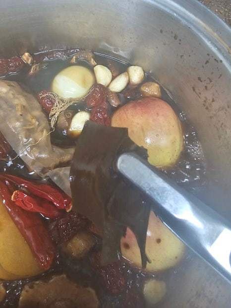 물 15컵에 간장과 3번의 준비한 재료를 넣고 30분 정도 끓여줍니다. 30분 후 건더기를 모두 건져내고 소주 150ml, 매실액 1컵, 물엿 1/2컵, 설탕 3스푼을 넣고 한 번 끓입니다. 국물이 좀 진득해지면 불을 끄고 이대로 식혀줍니다.