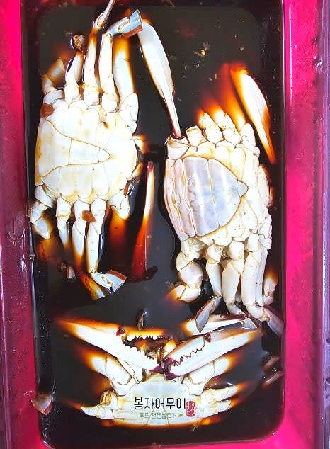 완전히 식은 간장물을 꽃게 위에 부어줍니다.