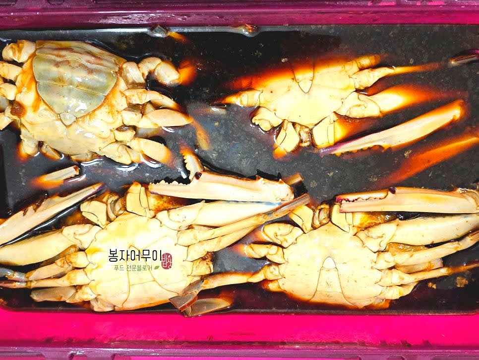 간장물을 붓고 나서 3일 동안 하루에 한 번 게를 뒤집어 줍니다. 3일 째에 간장을 다시 끓이고 불순물을 걷어낸 후 식혀 부어줍니다.