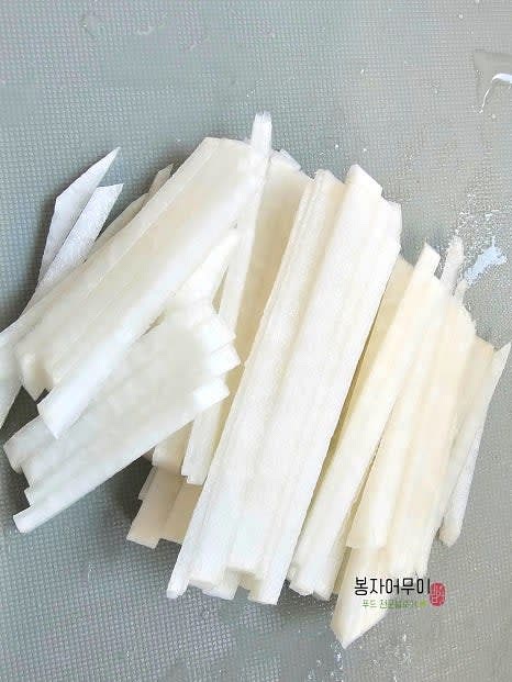 무는 채 썰고 나머지 재료들을 손질합니다.