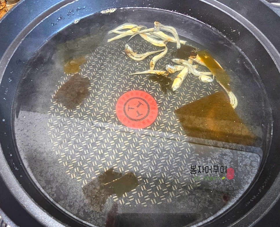 육수를 끓이기 위해 멸치와 다시마를 넣고 끓입니다.