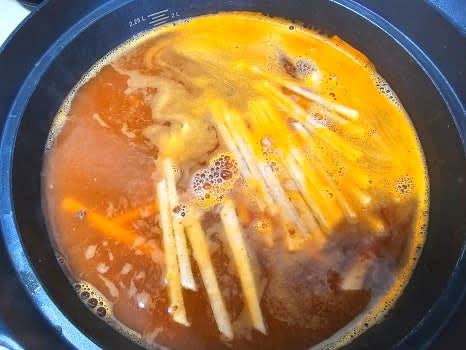 끓는 육수에 된장과 고추장을 풀고 손질한 무를 넣습니다.