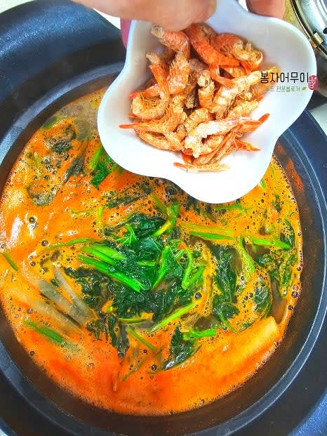 무가 익으면 두부, 아욱, 건새우, 대파, 고추를 넣고 끓입니다.