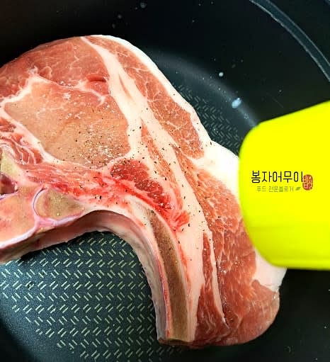 돈마호크에 맛술과 후추를 골고루 뿌려주고 먼저 구워줍니다. 고기가 살짝 익히고 재워집니다.