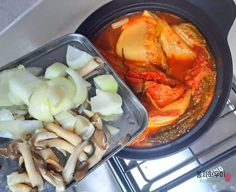 30분 정도 끓인 후 묵은지를 넣고 나머지 야채를 넣고 설탕 1/3스푼을 넣어줍니다. 뚜껑을 덮고 다시 푹 익혀줍니다.