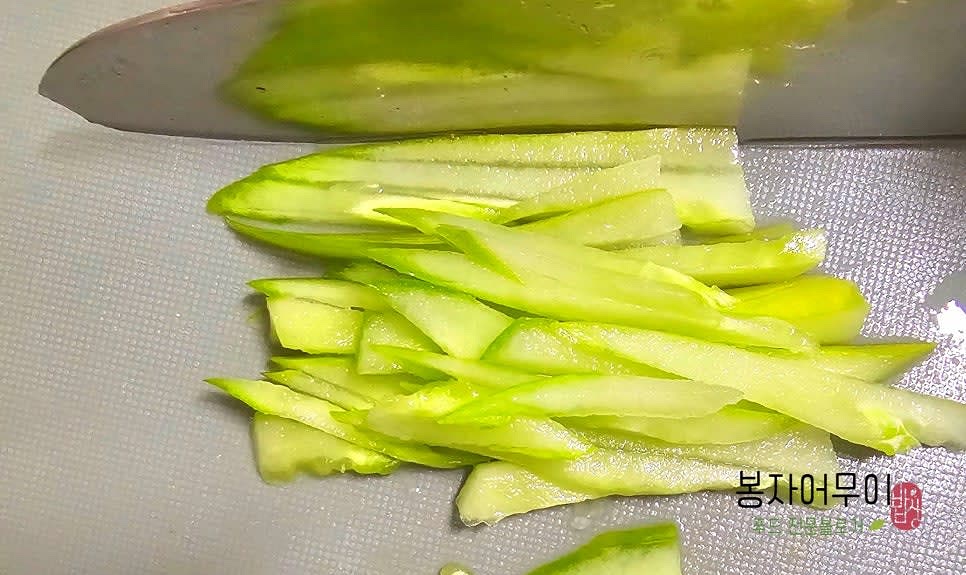 오이도 씨를 제거하고 얇게 채 썰어줍니다.
