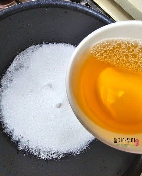 간장, 물, 식초, 설탕 1컵씩 넣고 보글보글 끓여주세요. 끓어오르면 불을 끄고 소주 3스푼을 넣어주세요. 간장을 미지근해질 때까지 식혀주세요.