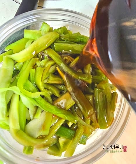 미지근하게 식은 간장을 통에 부어주세요.