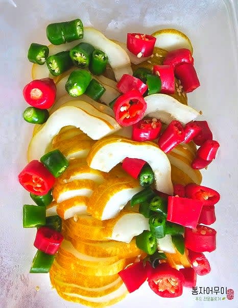 홍고추와 청고추를 씻고 한 입 크기로 썰어 노각과 함께 준비합니다.