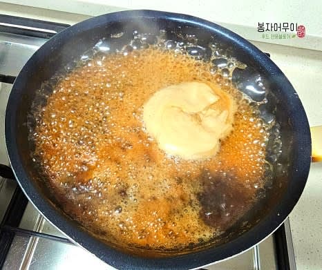 간장, 물, 식초를 각 200ml씩 넣고 설탕 2/3컵, 매실청 1/3컵을 섞어 보글보글 끓입니다.