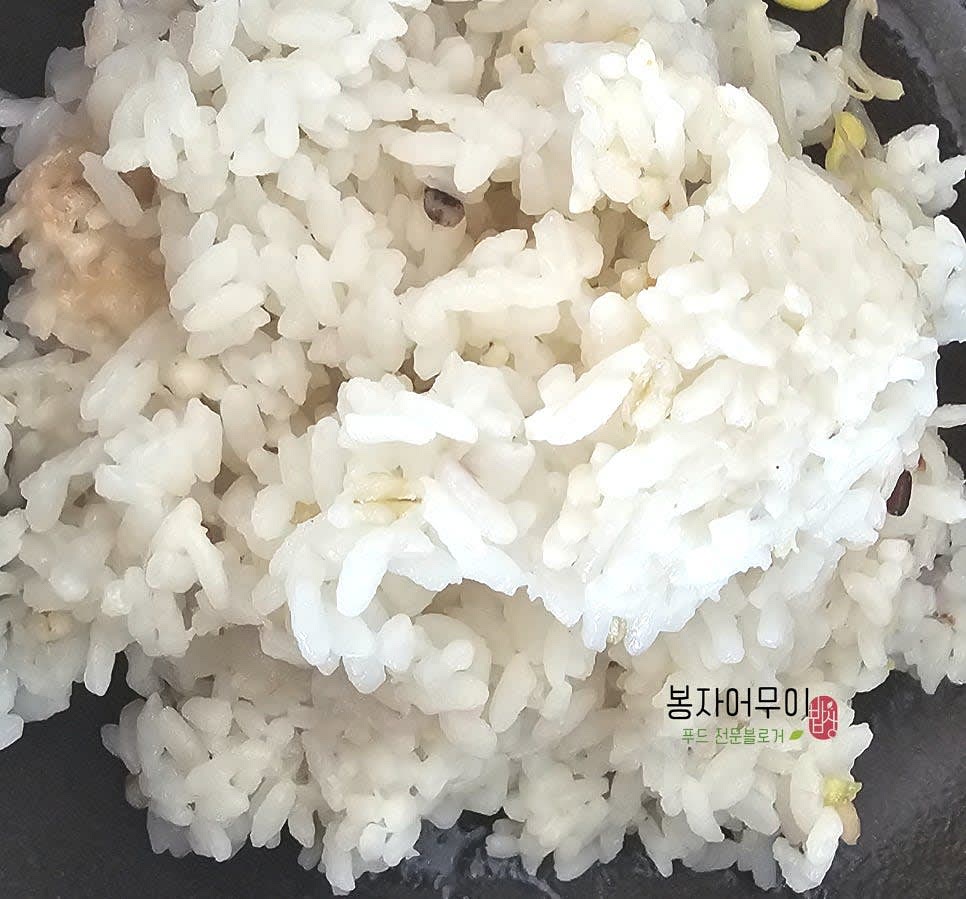 뚝배기에 먼저 밥 한 공기를 담아주세요.