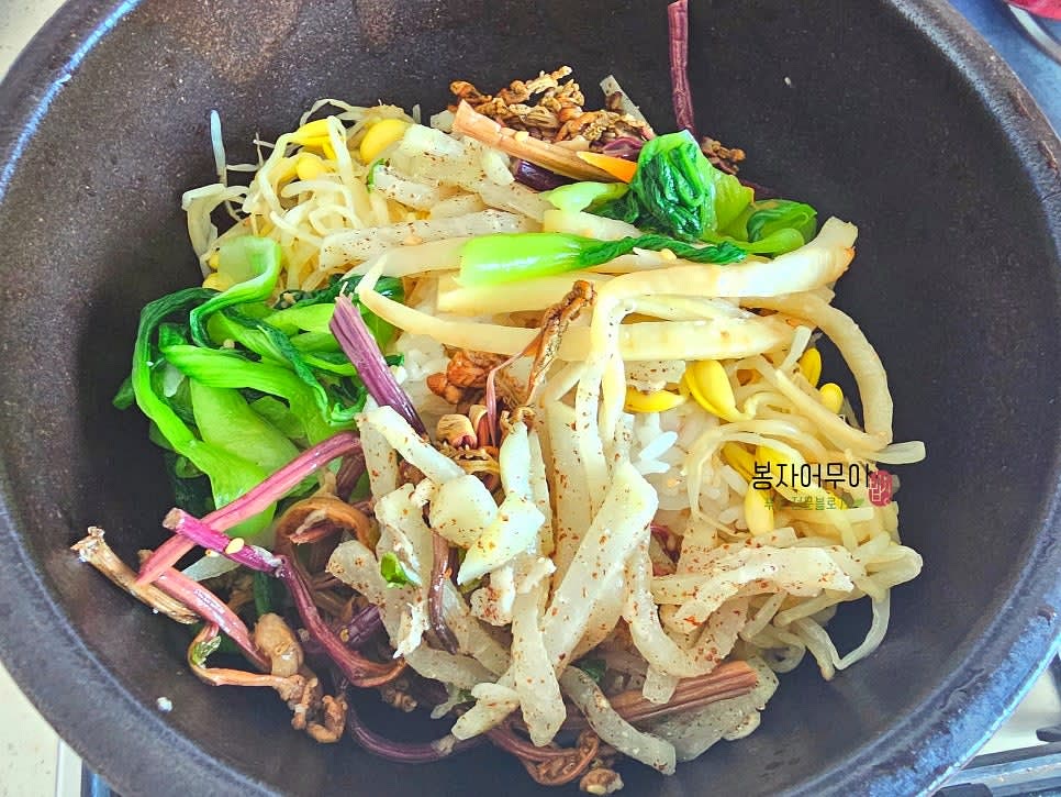 명절 나물들을 골고루 올려주고 불을 약불로 켜줍니다.